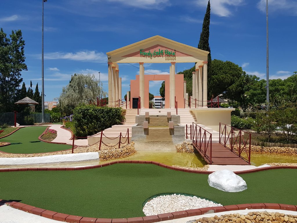 play golf in vilamoura with a big group of friends or family