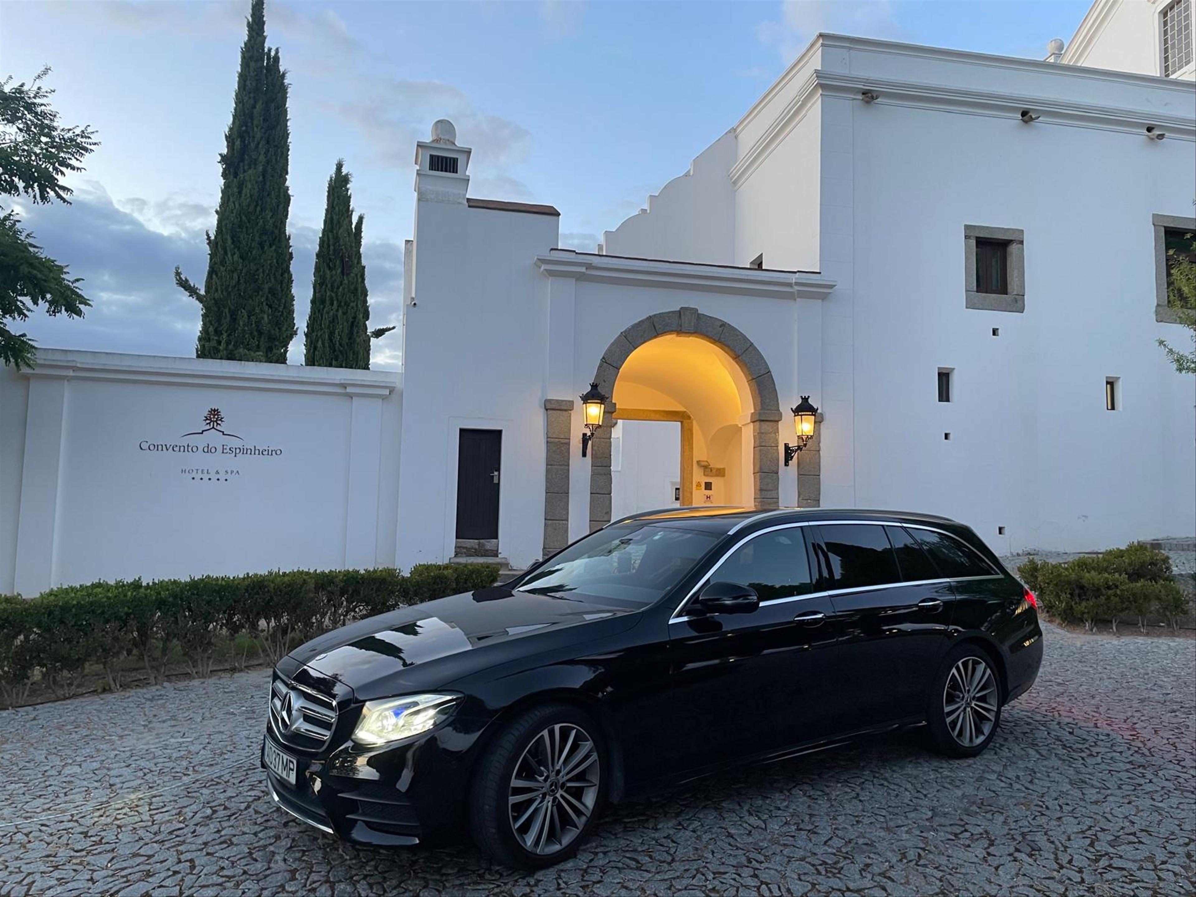 Luxe Chaffeur's Mercedes-Benz luxury van